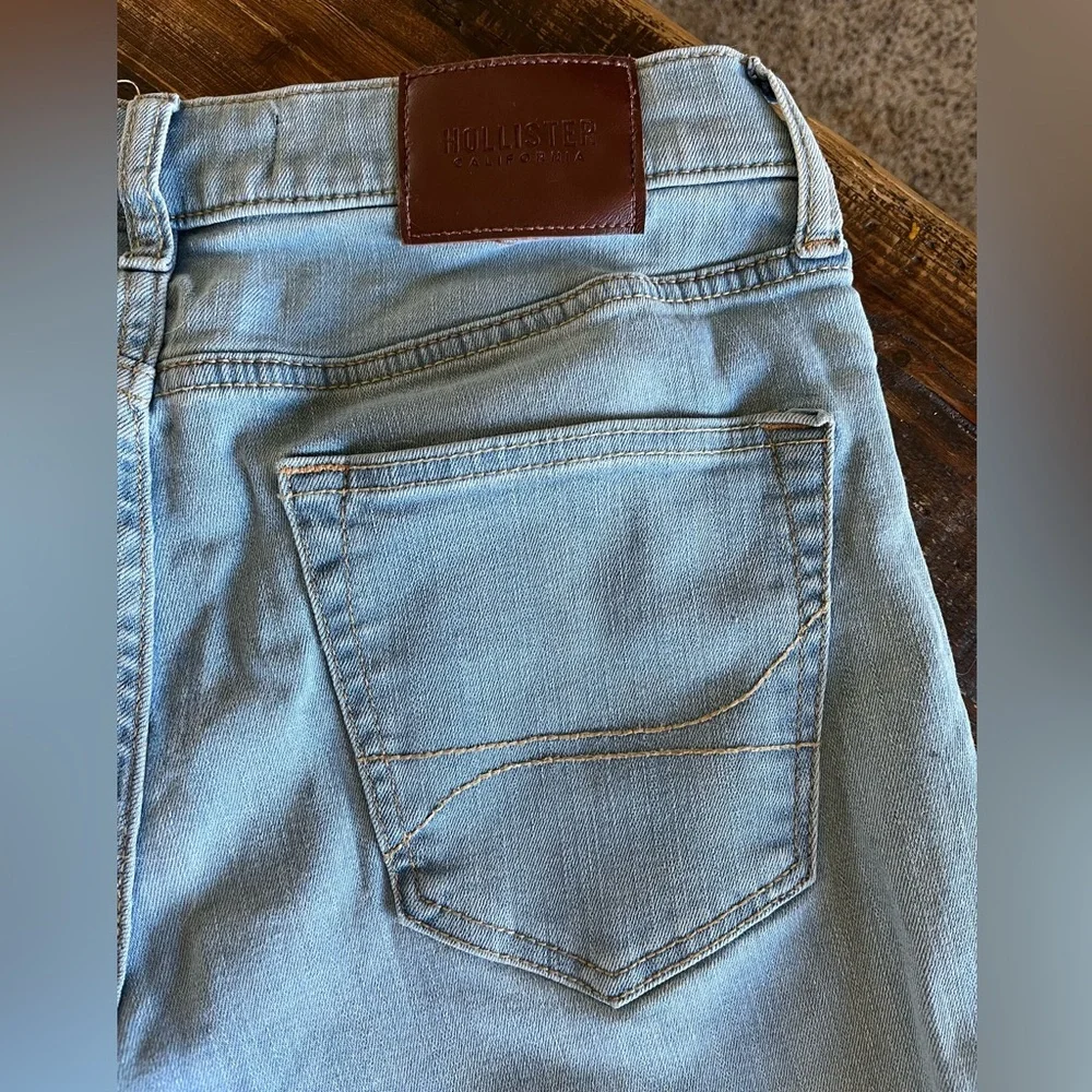 Hollister Light-Washed Stacked Skinny Jeans 30X30 - Picture 7 of 8